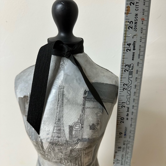 Small hand painted mannequin - Picture 7 of 7